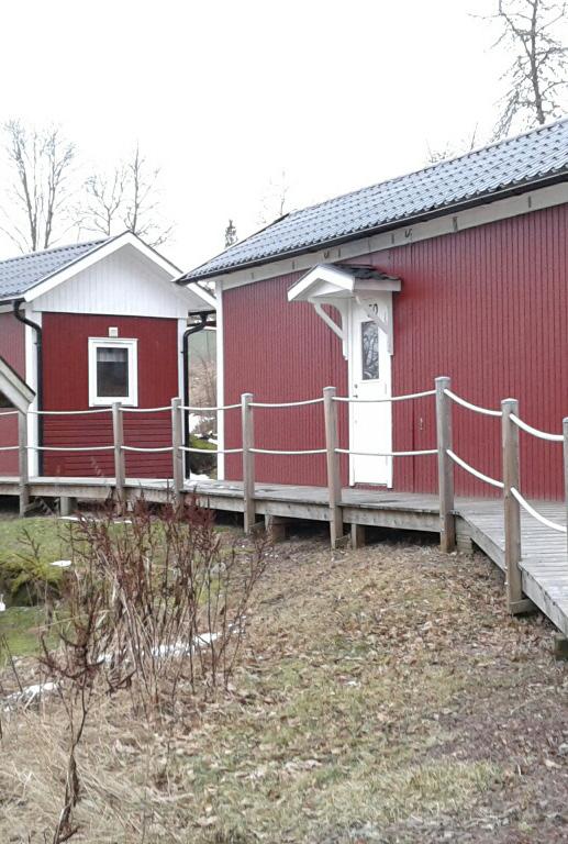 Oms: 2 500 000 SEK Begärt Pris: 975 000 SEK Tjällmo Gästgivaregård med anor från 1600-talet är nu till salu.
