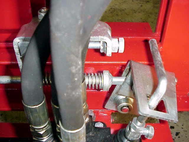 Injustering av ventilplattan (5). Utlös klyven genom att trampa ned högra pedalen (6). Kontrollera att ventilen slår tillbaka (vänster) och låser fast i detta läge, enl. bilden 5.