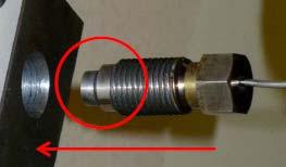 Rengöring av limkanal OBSERVERA: Skall limkanalen rengöras med ett hårt verktyg, måste tryckgivaren först skruvas ur, eftersom annars skiljemembranet skulle kunna skadas.