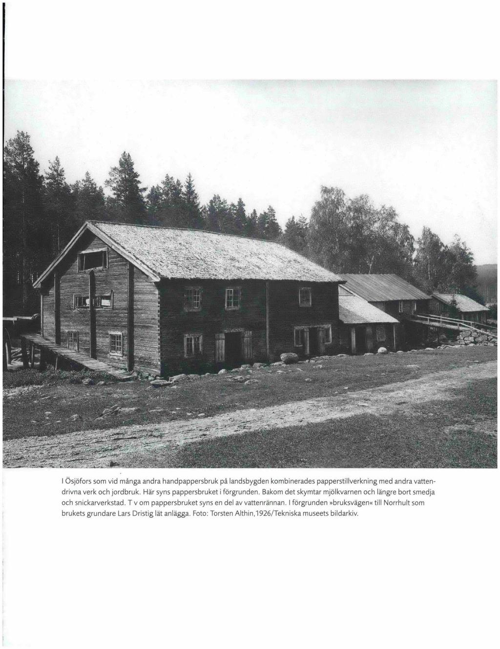 I Ösjöfors som vid många andra handpappersbruk på landsbygden kombinerades papperstillverkning med andra vattendrivna verk och jordbruk. Här syns pappersbruket i förgrunden.