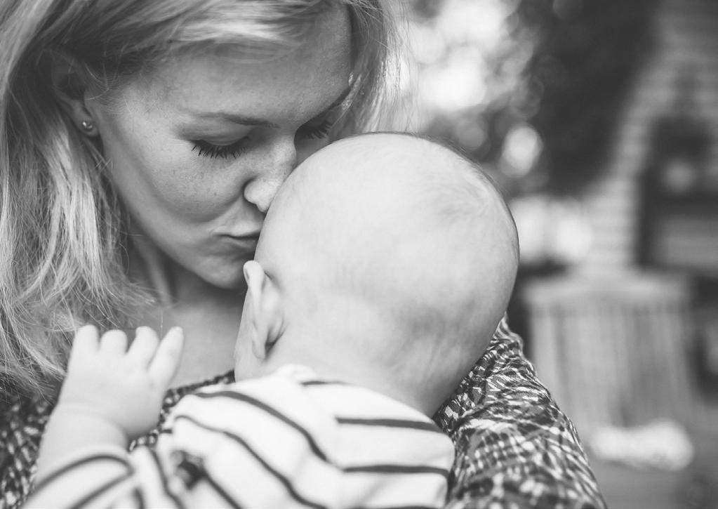 ÖGONBLICK GÅNGER TID = OVÄRDERLIGT Varje dag ser du den där på väggen. Din kärlek. Din familj. Ditt liv. Alla dagar du vaknar alldeles för tidigt när det är alldeles för mörkt.