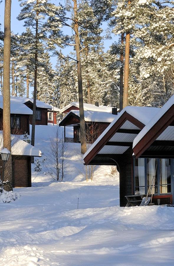 Stugutrustning Alla våra stugor har en god standard, med kaklade badrum, braskamin och TV. De större stugorna har även diskmaskin.