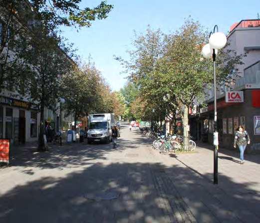 I Örnsberg inns matbutik samt några mindre butiker runt centrumbildningen vid Örnsbergs torg.