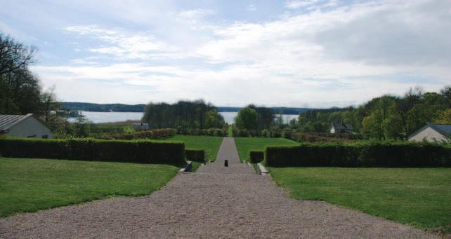Sydväst om slottet ligger skogsparken Djurgården. Rester av anlagda promenadstigar finns kvar. Idag domineras skogen av ett yngre bokbestånd som börjat skugga ut ekbeståndet (Ekologigruppen 2008).