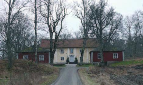 Därför är placeringen av ladugården och markanläggningen som en gång medgav körväg direkt in på den äldre ladans loge en viktig del av karaktären.