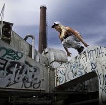 I parkour ses varje hinder som en möjlighet att utveckla sin fysiska och psykiska kapacitet genom träning, för att överkomma allt svårare hinder.