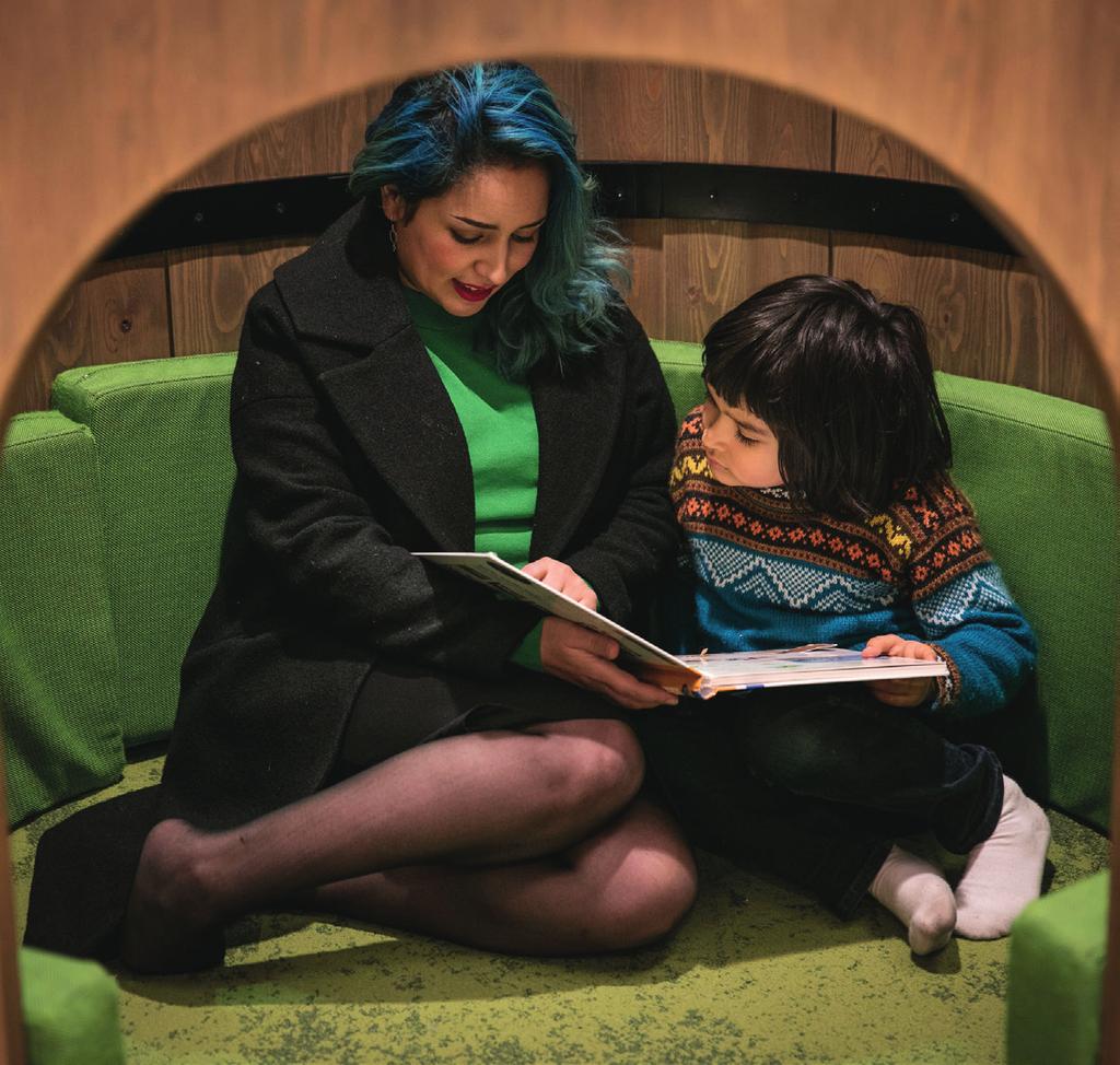 Maria Borda-Jaklin och Èmile Jaklin-Borda läser tillsammans på Malmö stadsbibliotek.