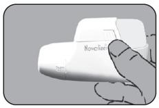 Byte av kassett: (Steg 2) Novolizer inhalatorn ska rengöras vid varje kassettbyte, efter att den tomma kassetten tagits ut.