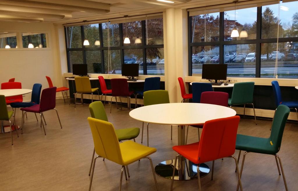 Södra Rummet, HS öppen studiemiljö Södra Rummet, HS öppen studiemiljö Grupprum i Södra Rummet, HS På våning 0 i E huset finns också lokaler för videokonferenser och flexibel undervisning.