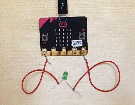 ! Pin P0, P1 och P2 kan du programmera att vara plus, minus eller annan signal. Genom att ändra värdet på P0 kontrollerar du om lysdioden ska lysa eller inte.