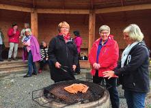 Det var en vacker kväll och solen gick ner bakom berget med en spegelblank sjö i förgrunden. Grillmästare Lena Bjering-Carlsson, kassör Agneta Svensson och Marie- Louise Holtmo.