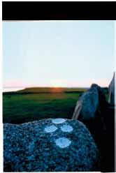 Ales stenar med sina solorienterade skålgropsmotiv Det skeppsformade skålgropsmotivet på toppen av sten 8x1 har samma orientering som Ales stenar och solens båda upp- och