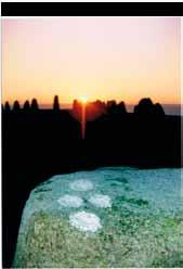 Vid vintersolståndet den 22 december stiger nämligen solen ur havet rätt upp i spetsen på triangelmotivet, och avslöjar därmed återigen, att Ales stenar inte kan ha
