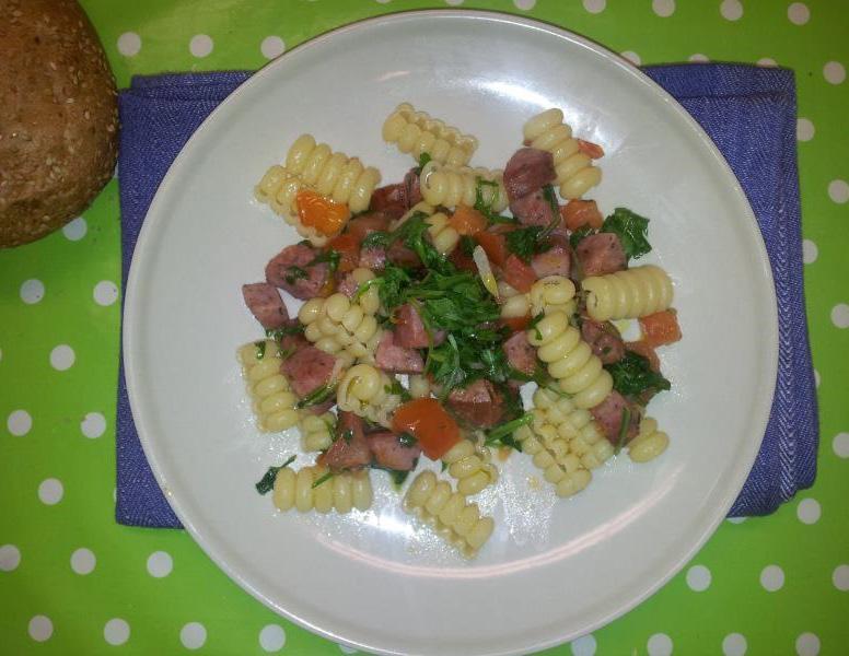 MÅNDAG PASTA MED KORV, VITLÖK OCH RUCCOLA 30 MIN 1. Koka pastan enligt anvisningarna på paketet. 2. Tärna korven och tomaterna. Hacka vitlöken fint.