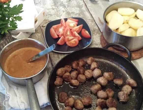 ONSDAG KÖTTBULLAR MED KOKT POTATIS 45 MIN 1. Skrubba potatisen. Koka potatisen i lättsaltat vatten i ca 20 minuter. 2. Skala och hacka löken. Blanda hälften av löken, ägg, vatten och ströbröd.