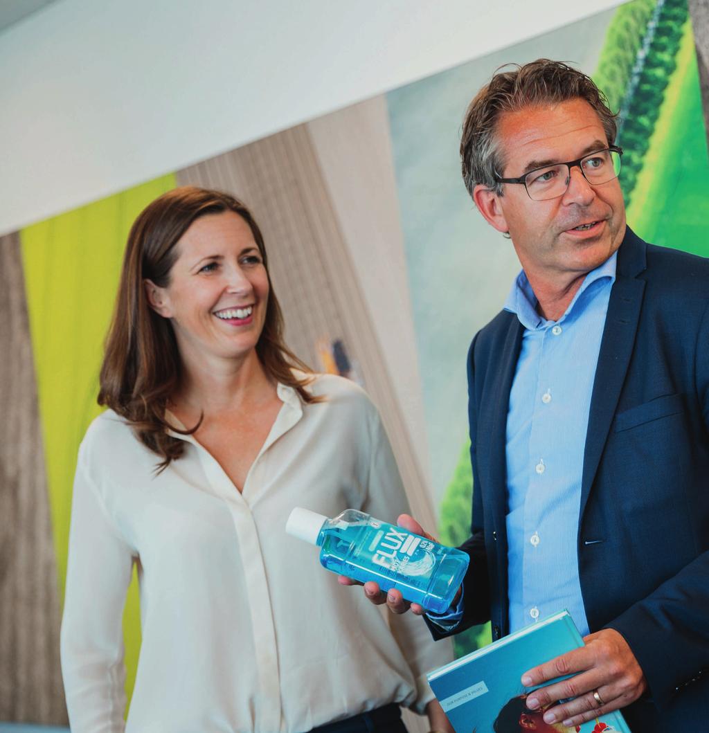 läkemedelsföretaget Johanna Thorell, Fredrik Lindqvist och Susanne Rundqvist lyfter fram munvårdsmedlet Flux, en av Tevas populära konsumentprodukter. dukter finns representerade.