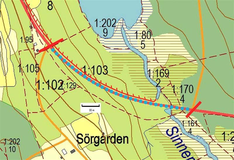 10. Avfart Sörgården avfart Östra Höjden, 475 m Allmänt På vägens östra/norra sida fortsätter ett staket ca 1 m från asfaltkanten mot betesmark från delsträcka 9 ner till bron över Sinnerbroälven.