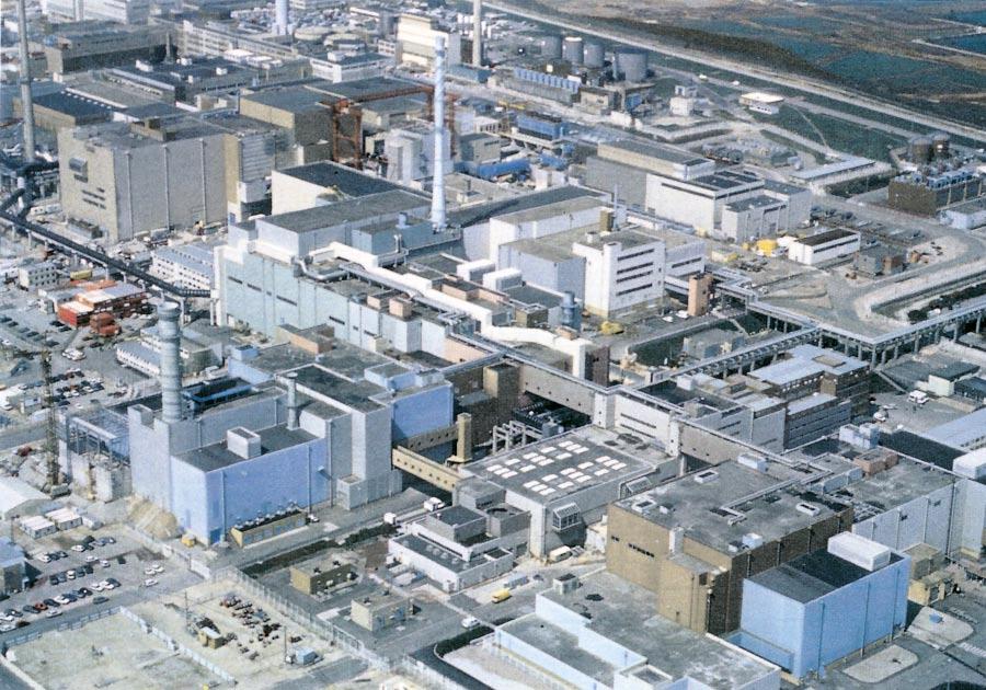 Figur 3-8. Upparbetningsanläggningen i la Hague i Frankrike. Transmutation Klyvning av transuranerna kan bara ske med så kallade snabba neutroner.