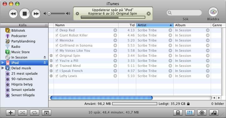 Medan musiken överförs från datorn till ipod visar statusfönstret i itunes förloppet och ipod-symbolen i källistan blinkar rött.