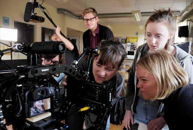 Från vänster; Frida Andersson Haase, Ylva Karis och Gilda Naumanen som studerar på Filmlinjen på Skurups folkhögskola. Foto: Filmlinjen, Skurups folkhögskola Hur samråder vi med kulturlivet?