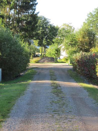 18 Där förhållanden medger ska garage och carport placeras så att ett avstånd på minst 6 meter erhålls mellan fastighetsgräns och port.