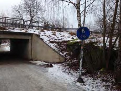 53 (63) Befintlig gång- och cykelväg mellan Rödhakevägen och Hagvägen som idag används enligt nedan måste också särskilt hanteras och beaktas: Barn som går eller cyklar till och från Segeltorpsskolan.