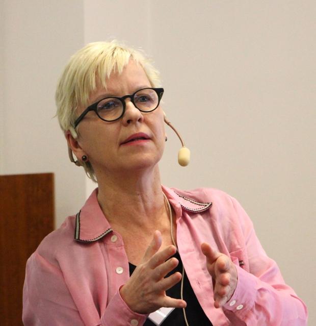 Han berättar att en studie som just kommit igång som ska försöka finna prediktorer för vilka som kan klara att dricka måttligt.