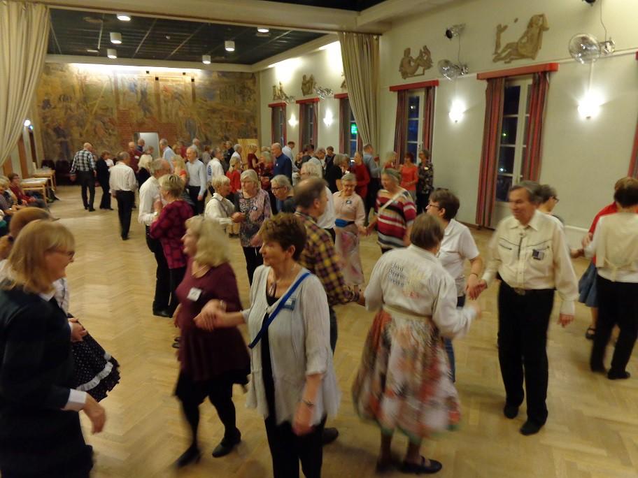 Det var fullt på dansgolvet i Brommasalen Lite tips Vill ni se fler foton från danserna gå in på klubbens hemsida www.ekerosquaredancers.se och besök fotoalbumet.