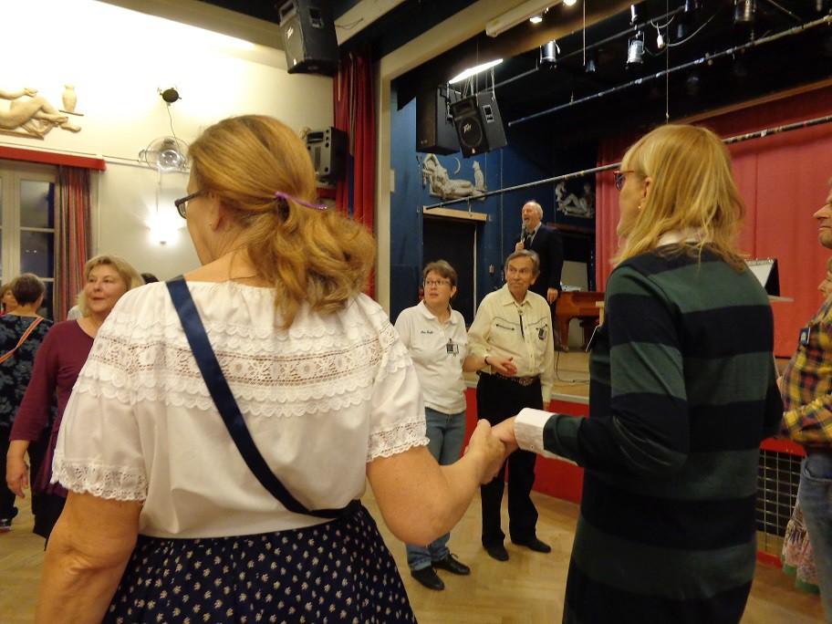 Vill ni se mer bilder och framför allt filmer från Alvik gå in på Squaredansklubben Seniorernas hemsida www.seniorerna.org Ett till tips fick jag från Anita Tennfors.