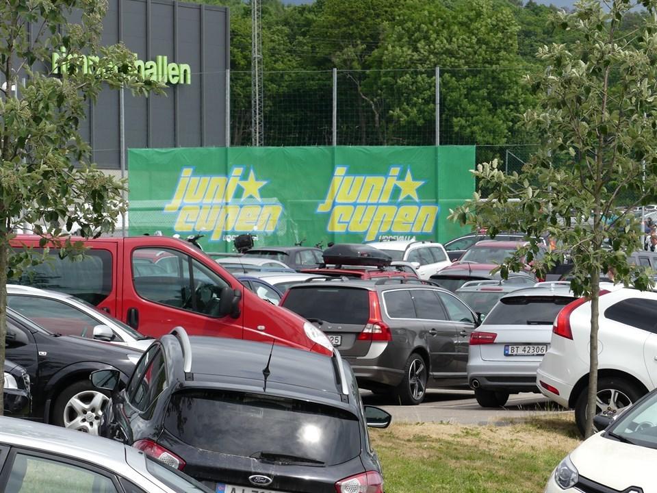 Varmt välkomna till ännu en Junicup! Efter flytten av Junicupen in till vår stad, till våra handbollshallar och till vårt Rimnersområde, ser vi en fantastisk ökning av antalet anmälda lag.