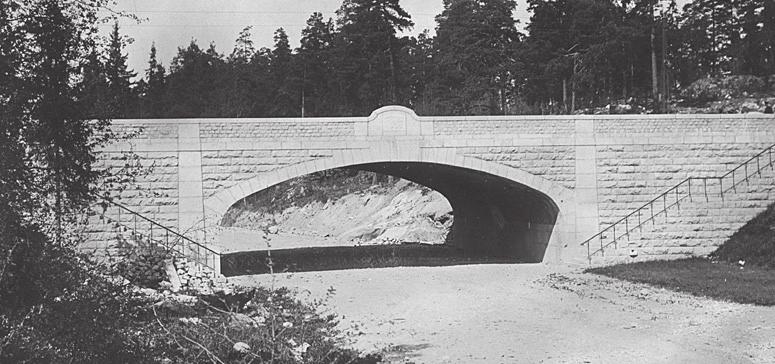 Omgivning och sammanhang I skärningspunkten mellan den klassiska rutnätsstaden och det öppna funktionalistiska stadsmönstret ligger kvarteret Motorn i Råsunda.