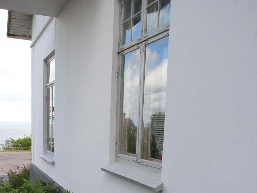Färgsättning Dagens färgsättning består av vit puts, gul veranda och gråmålade fönster och dörrar.