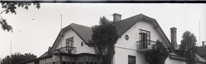 Foto från 1920-talet med den tillbyggda verandan.