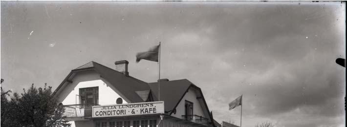 målats i ljus färg. Den målade reklamen är borta och nya skyltar har istället placerats uppe på verandans tak.