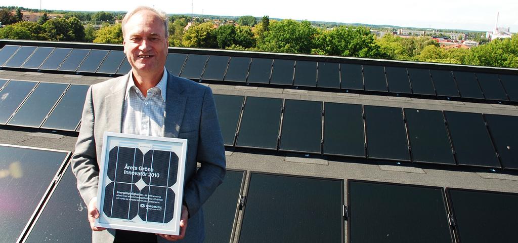 IT-chef Björn Lundkvist med myndighetens solceller i bakgrunden.