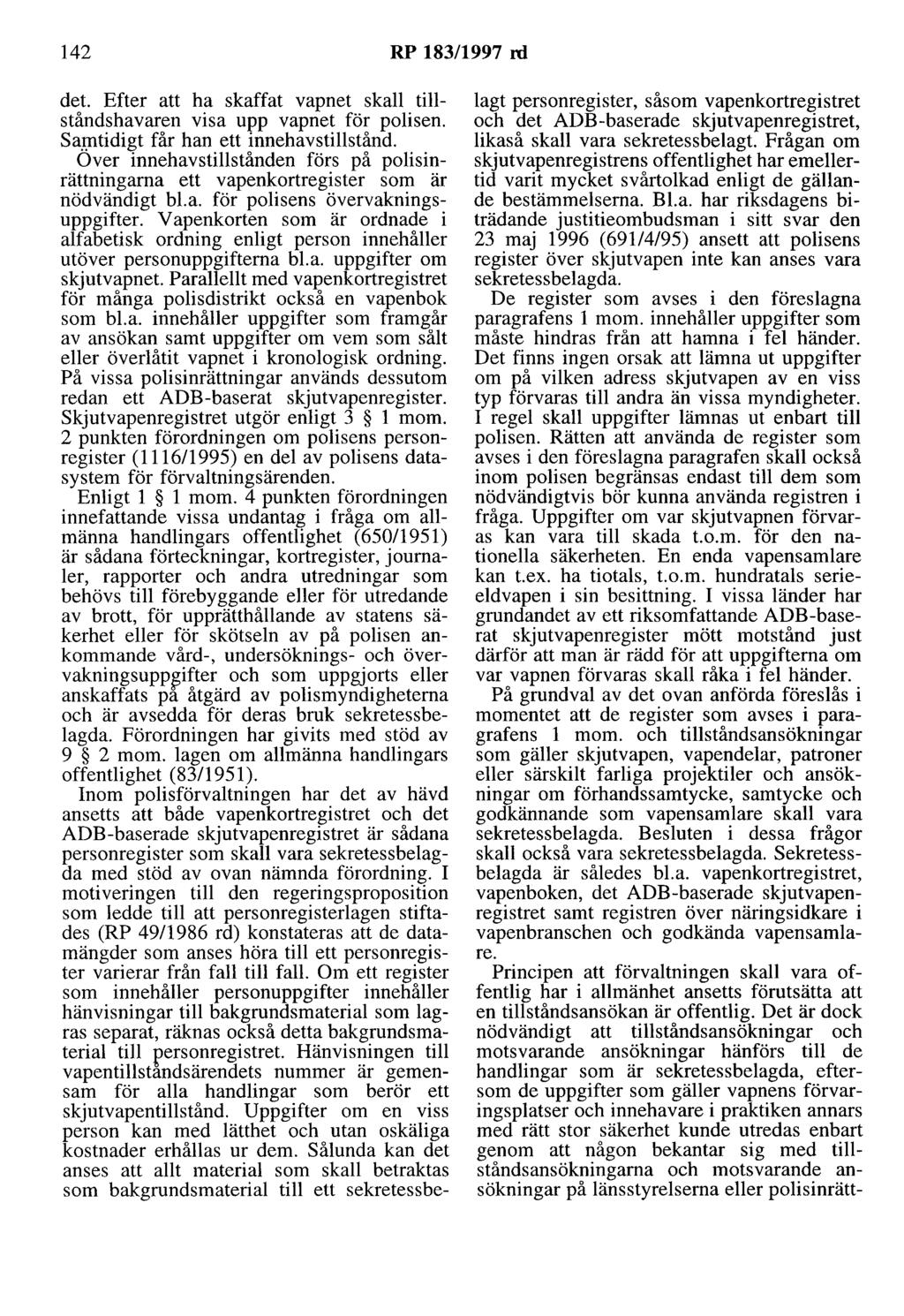 142 RP 183/1997 rd det. Efter att ha skaffat vapnet skall tillståndshavaren visa upp vapnet för polisen. Sa,t:ntidigt får han ett innehavstillstånd.