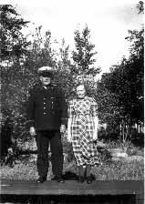 Fyrmästare Knut Jansson och hustrun Augusta. Knut var en storväxt man på 112 kg medan hustrun, enligt dottern Elsa, var liten och underdånig. att någorlunda kunna hålla värmen på nätterna.