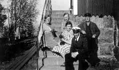 På trappan till fyrbostäderna. Knut, som då var fyrvaktare, står längst till höger, hustrun Augusta längst bak och dottern Anna sitter i mitten. Mannen längst fram kan vara fyrmästare Sjöstedt.