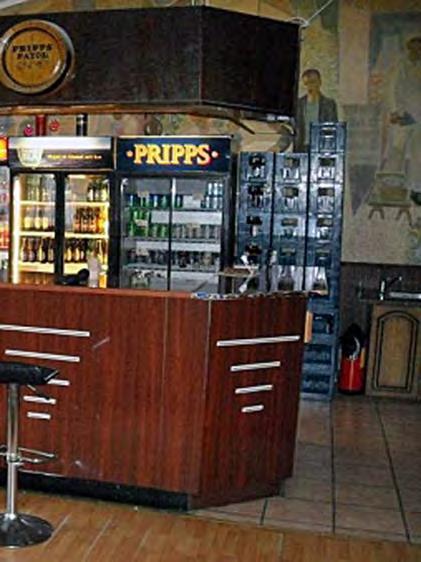 Till vänster baren i dåvarande Restaurang & Pizzeria Flamingo. Till höger kassan och pizzerians tillagningsbänk. Notera Kaj Siesjös väggmålning i fonden. Beskurna foton från restaurangkartan.
