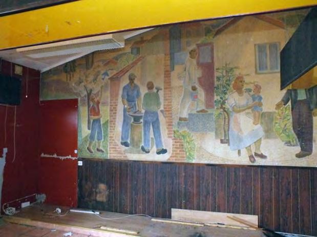 Ljusrampen av gul plast från Restaurang & Pizzeria Flamingo med Kaj Siesjös väggmålning i fonden.