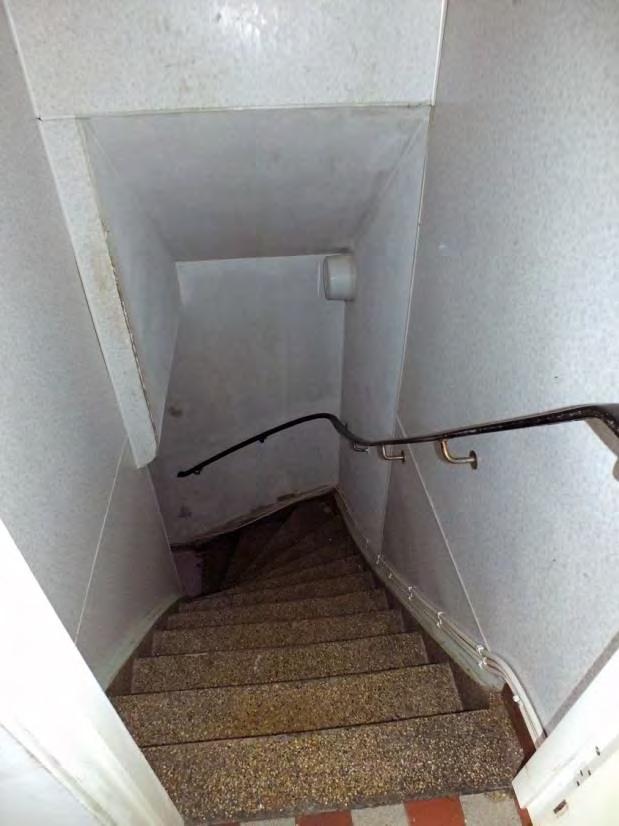 Till höger källartrappan från köksingången. Notera trappans gjutna terrazzo, som i det här utförandet blev vanlig från slutet av 1940-talet och framåt.