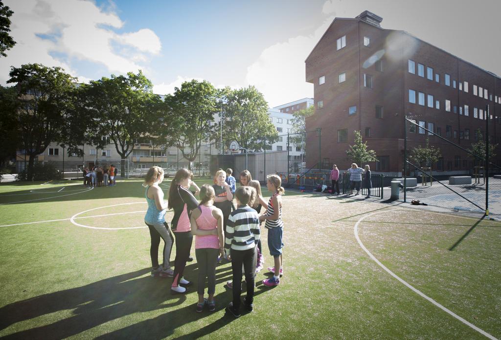 Lilla Alby skola Mitt i centrala Sundbyberg, vid grönområdet Tuvanparken, ligger Lilla Alby skola som är en F-6 skola. Skolan består av två byggnader och den nyaste invigdes 2015.