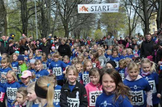 I de två första startgrupperna sprang de äldsta barnen 2 km, sedan tog 1 km-loppen vid och till sist den största startgruppen för de yngsta som ville ha någon
