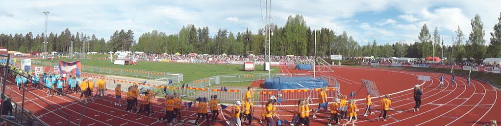 Onsdag 23 maj innan de första grenarna drog igång. "Schysst kompis" var temat för årets olympiad, vilket många visade prov på genom att ivrigt heja fram sina medtävlande.