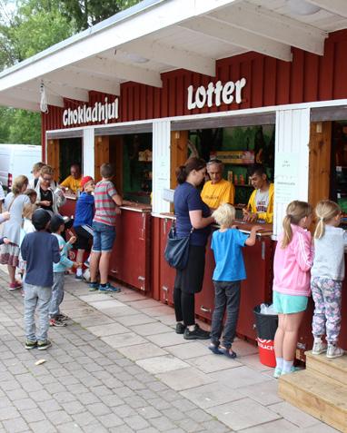 KALAS I PARKEN OCH CLOWNER UTAN GRÄNSER Arrangemanget blev precis så lyckat som vi hade hoppats på. I det fina vädret samlades ca 1 400 personer av olika nationaliteter och i olika åldrar.