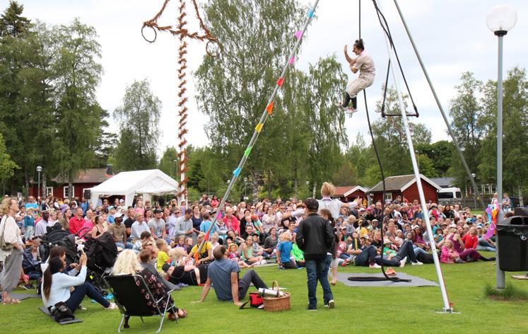 Clowner utan gränser bjöd på en timslång föreställning från stora scenen men alla kunde röra sig fritt på området även under föreställningen utan att det störde.