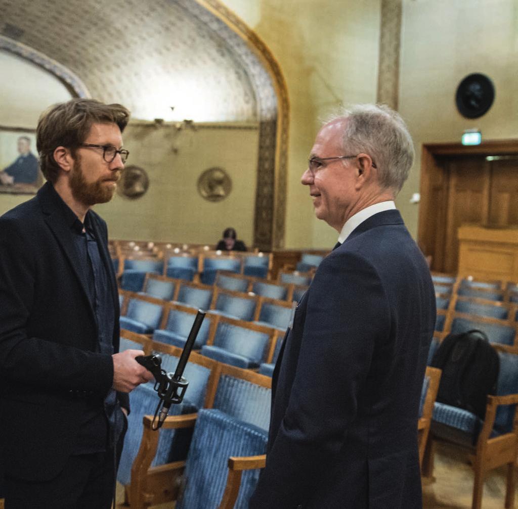 Ett team från Sveriges Television hinner med en intervju med Charles Sawyers i en paus under symposiet.