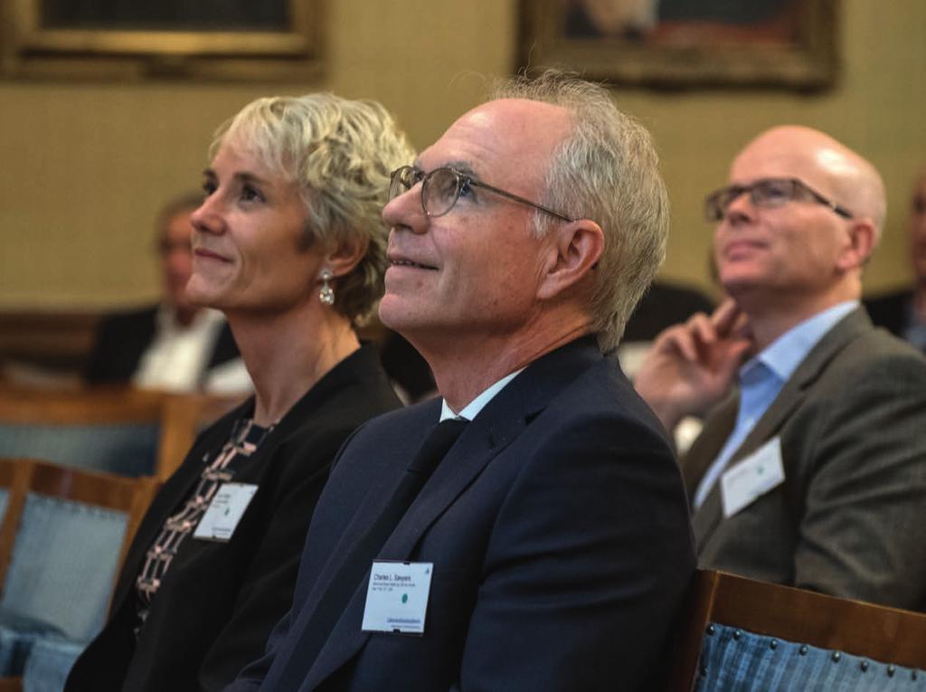 Charles Sawyers och Karin Meyer, VD på Apotekarsocieteten, lyssnar på föreläsningarna under symposiet som arrangerats till pristagarens ära.