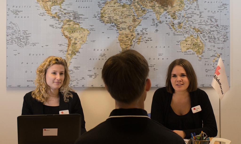 Uppsala Globala ärenden på lokalnivå - Flyktinggruppen I Röda Korsets lokaler på Trädgårdsgatan arbetar frivilliga inom Flyktinggruppen, ledda av frivilligledarna Victoria Christensson och Frida