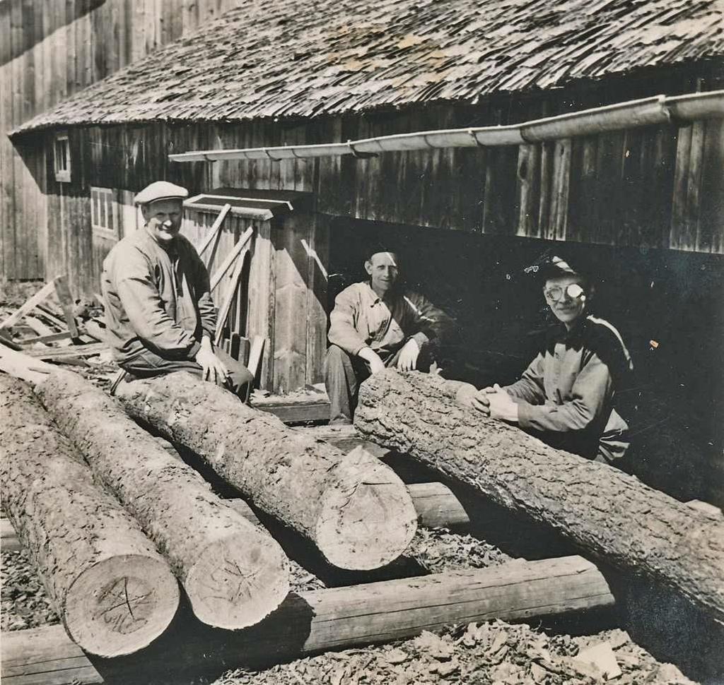 Arbetare vid sågen.